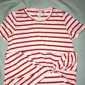 Adorable tie up shirt!💋